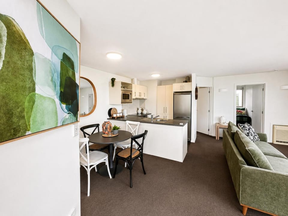 Kitchen or kitchenette, Living room, Seating area, Dining area, oven, stove