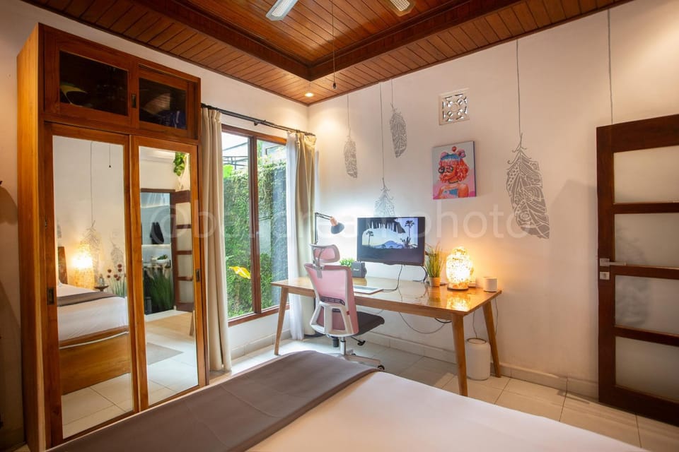 Bed, TV and multimedia, Photo of the whole room, Bedroom
