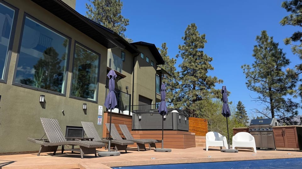 Patio, Natural landscape, BBQ facilities, Hot Tub, View (from property/room), Swimming pool, sunbed