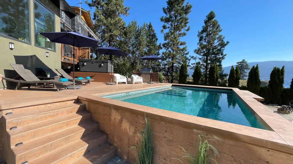 Patio, Natural landscape, Hot Tub, Seating area, Lake view, Mountain view, Swimming pool, sunbed