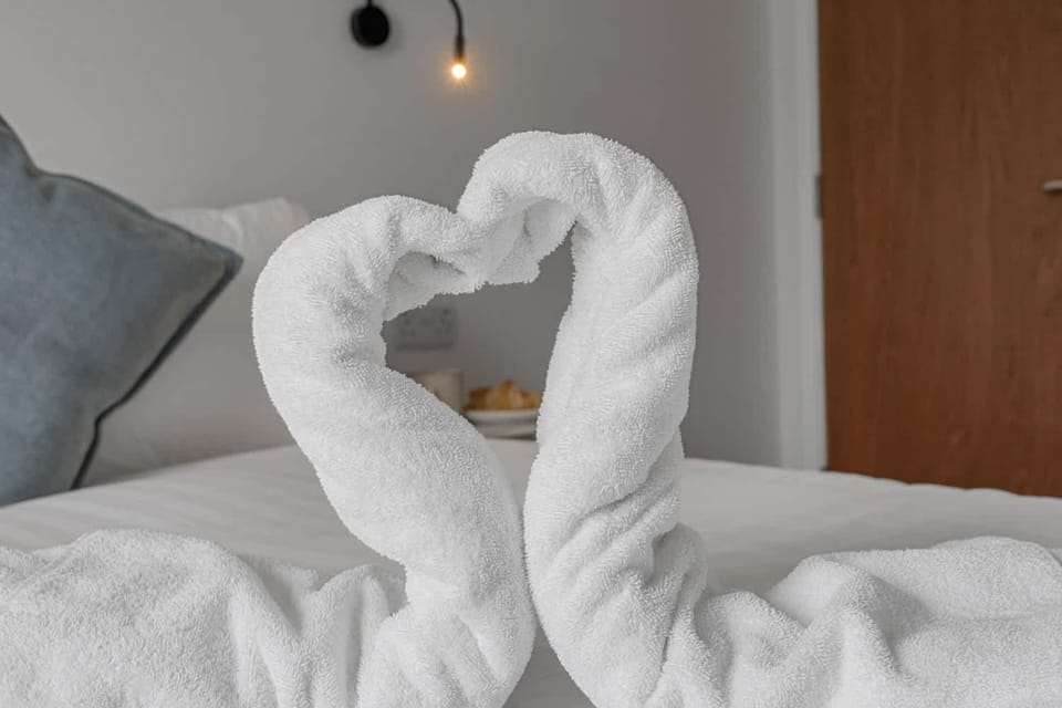 Bed, Decorative detail, Bedroom, internet, towels