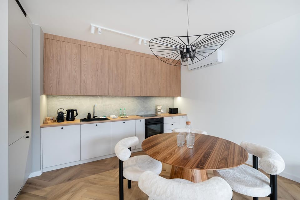 Coffee/tea facilities, Kitchen or kitchenette, Dining area, stove, toaster
