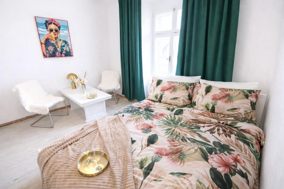 Bed, Photo of the whole room, Seating area