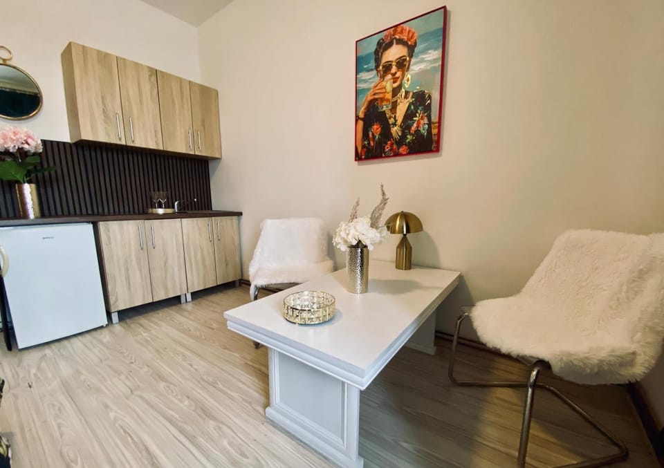 Kitchen or kitchenette, Seating area