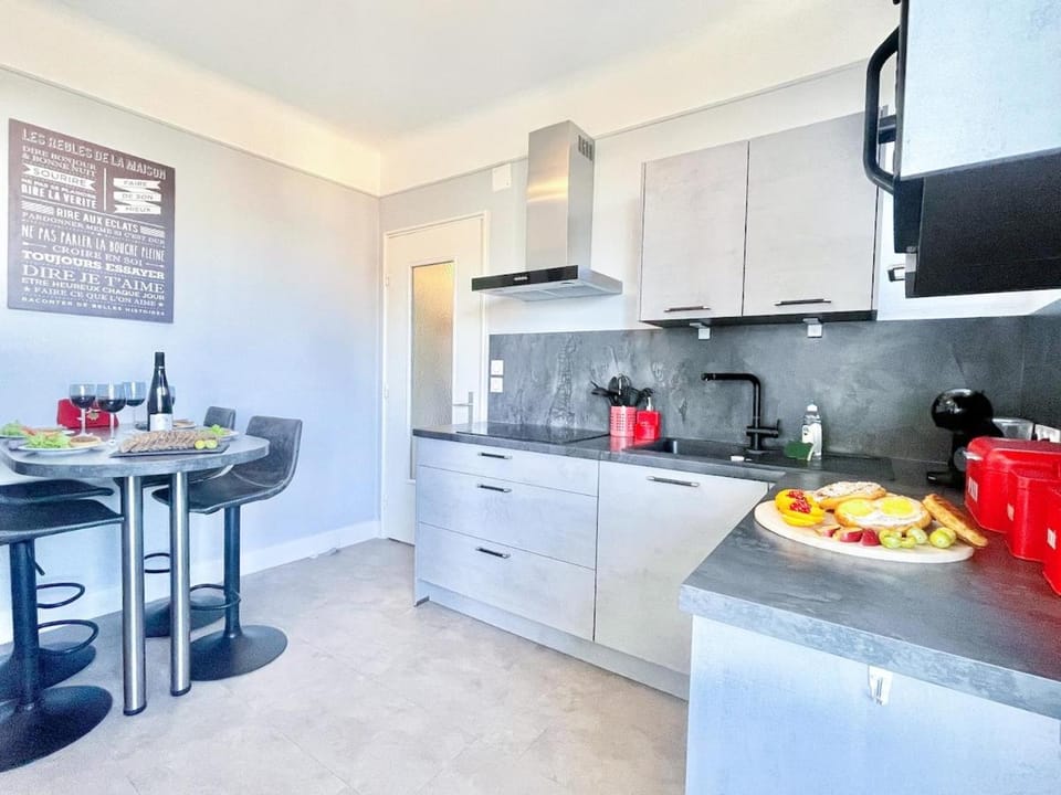 Coffee/tea facilities, Dining area, stove