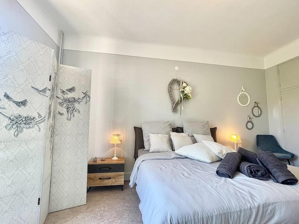 Photo of the whole room, Bedroom