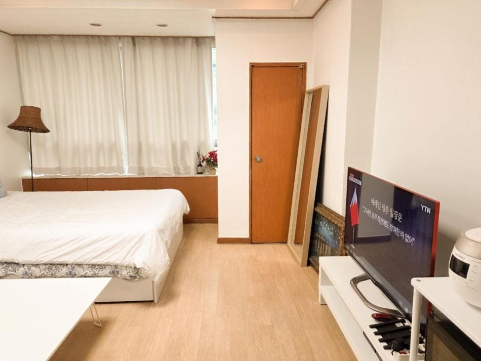 Sinsa Garosu gil Cozy house Apartment in Seoul