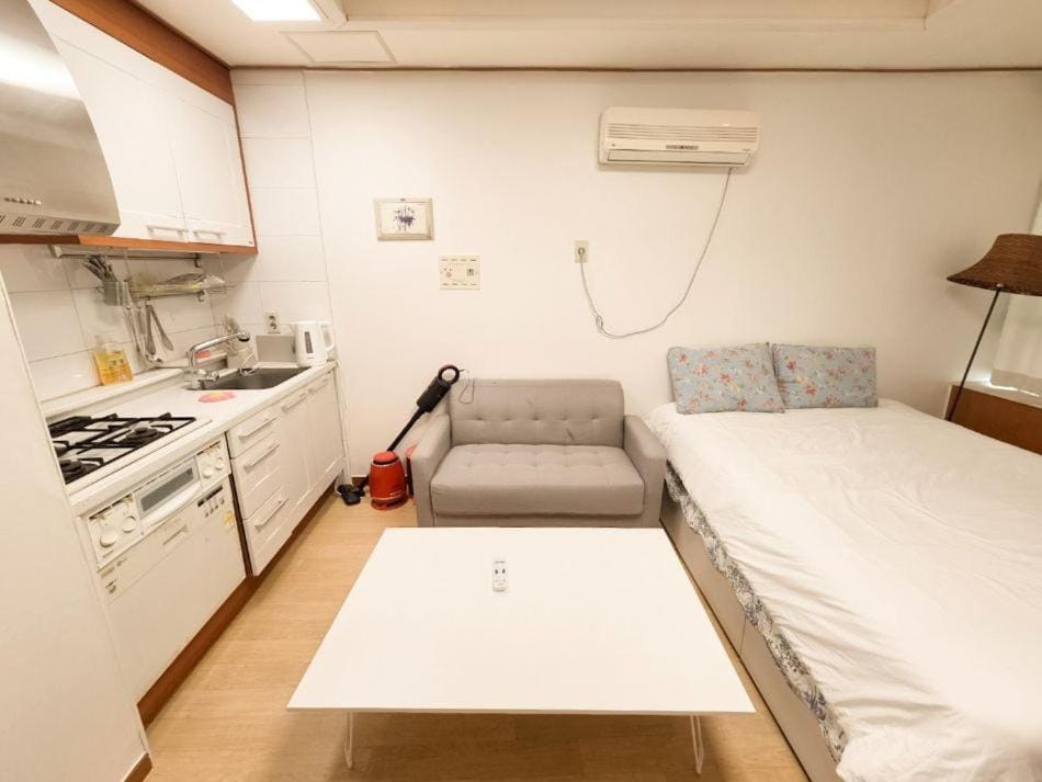 Sinsa Garosu gil Cozy house Apartment in Seoul