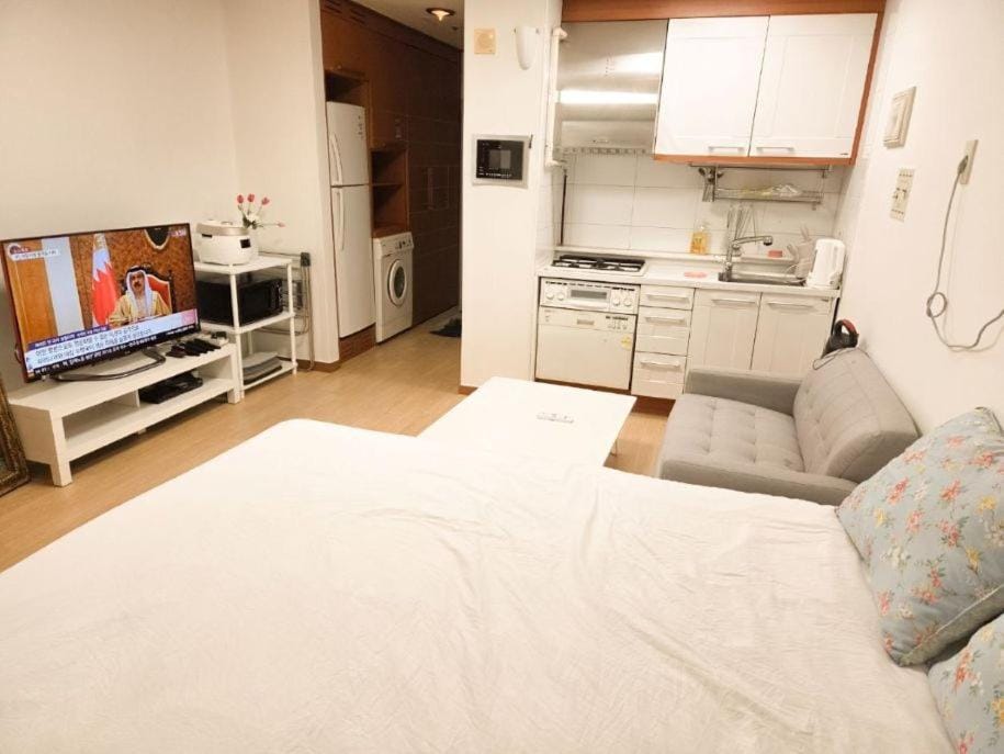 Sinsa Garosu gil Cozy house Apartment in Seoul