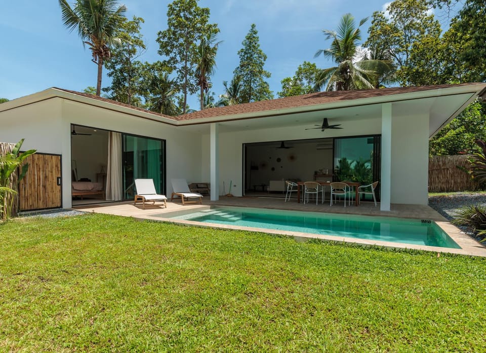 Garden view, Pool view, Swimming pool, sunbed