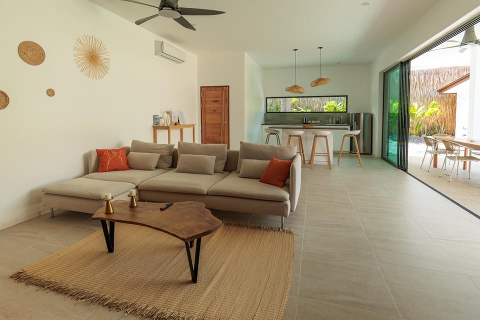 Living room, Seating area, Dining area, fireplace