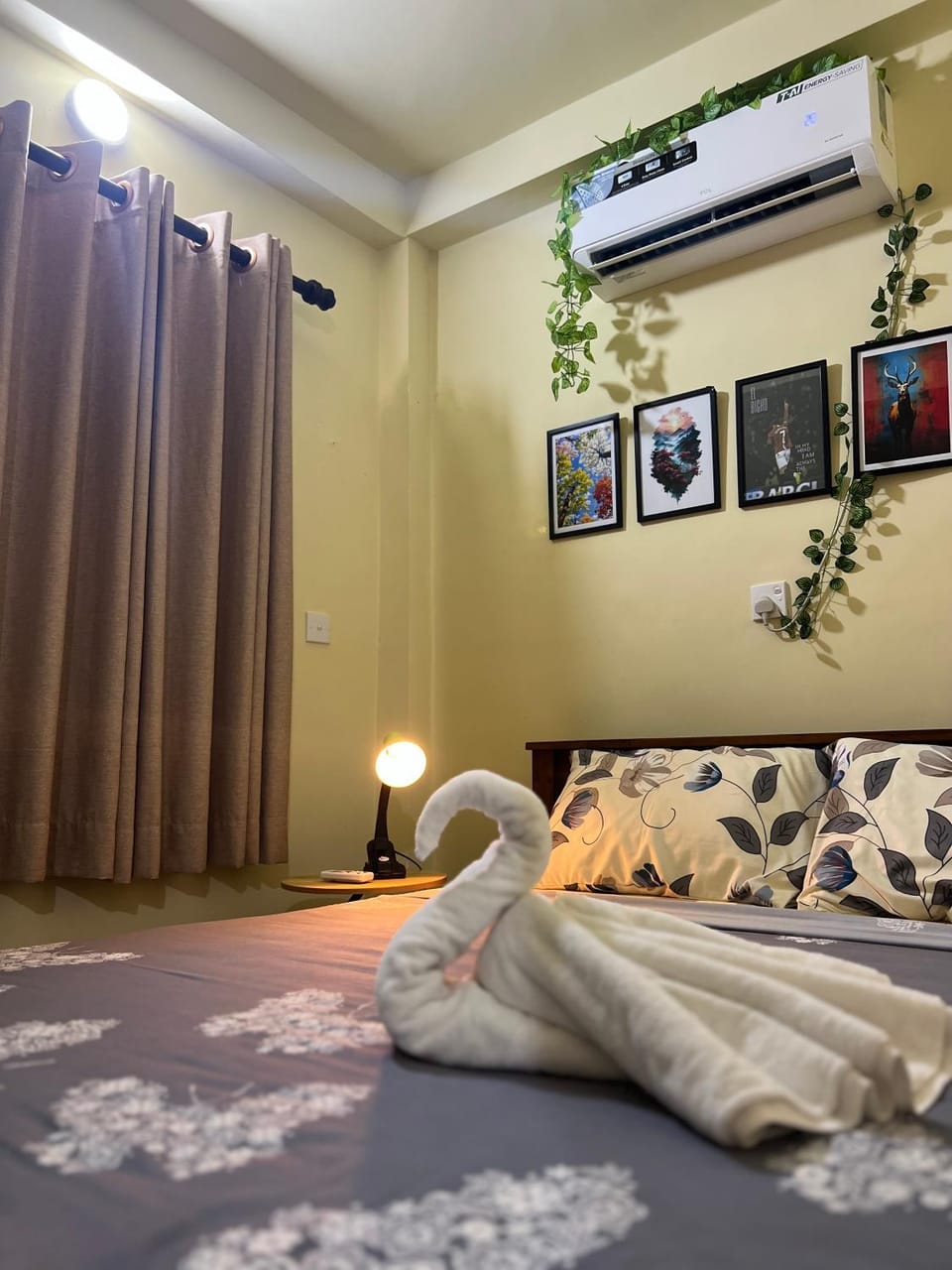 Bed, Photo of the whole room, Bedroom, fireplace, air conditioner