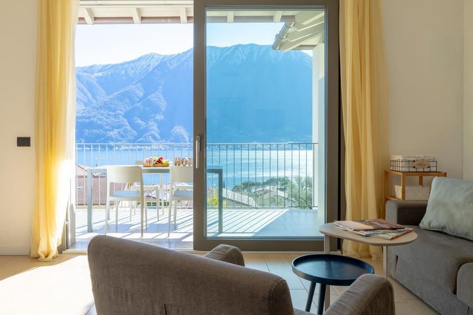 Living room, Lake view