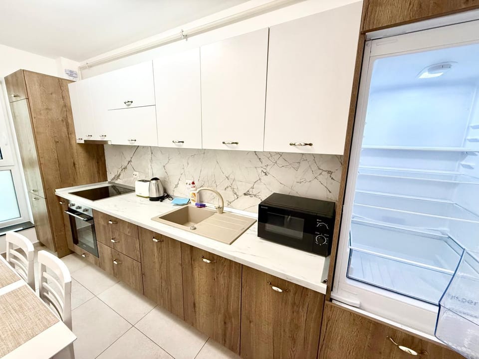 Kitchen or kitchenette, oven