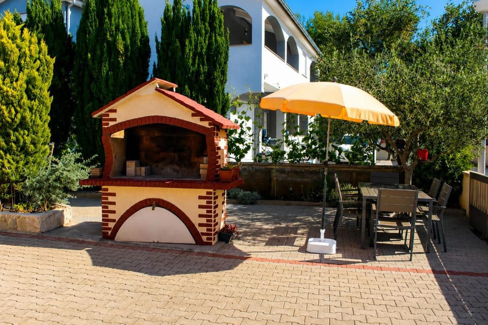 Apartments with heated pool Vir - by TA Leut Agency Apartment in Zadar County