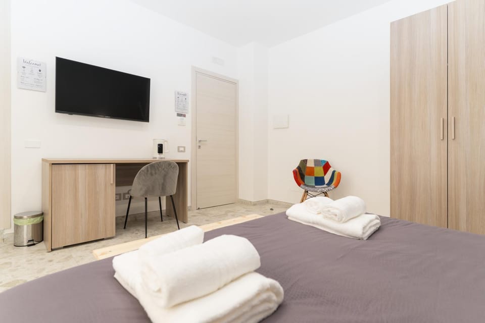 Bed, TV and multimedia, Photo of the whole room, Bedroom, towels, wardrobe