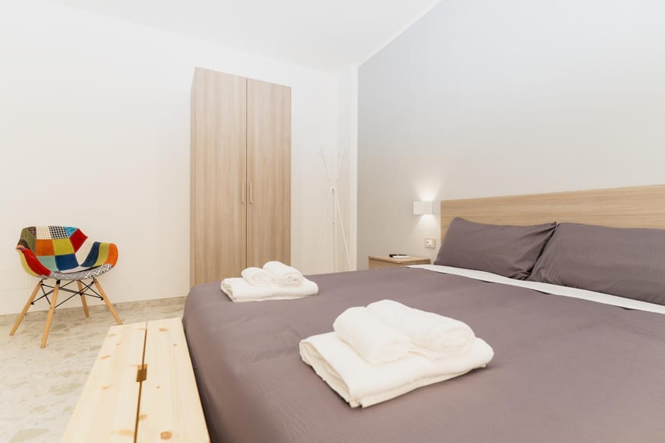 Bed, Photo of the whole room, towels