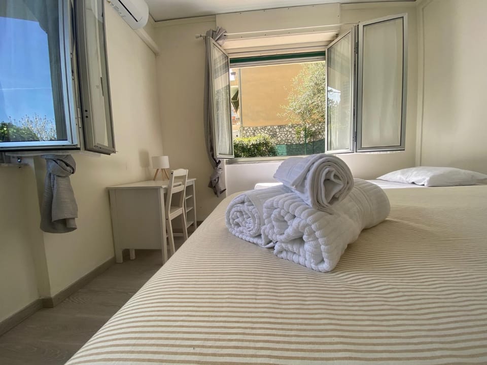 due camere, giardino attrezzato, vicino al mare, AC Apartment in Albissola Marina