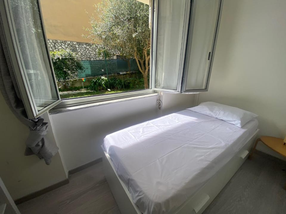 due camere, giardino attrezzato, vicino al mare, AC Apartment in Albissola Marina