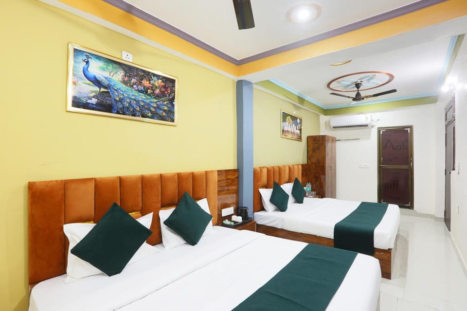 Bed, TV and multimedia, Seating area, Bedroom