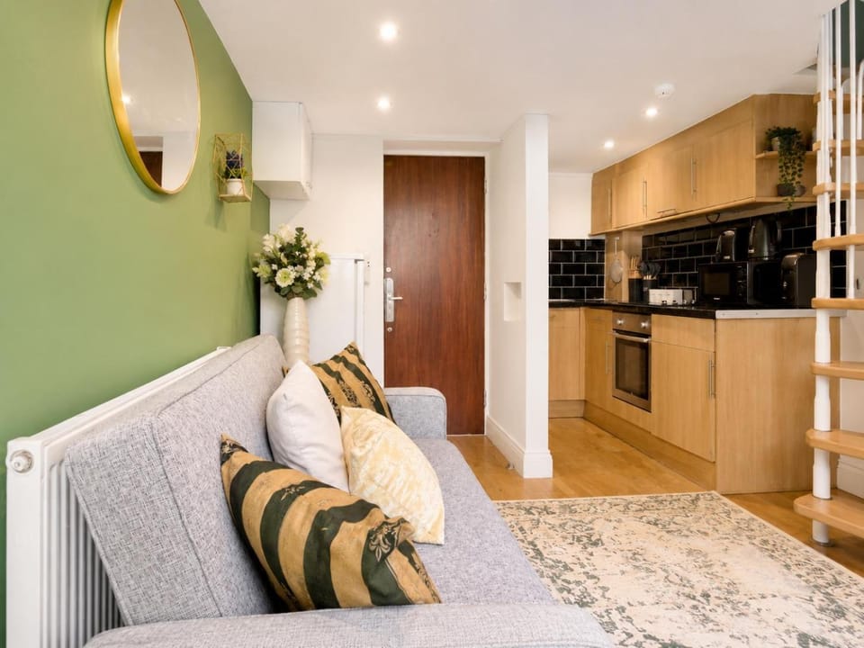 Kitchen or kitchenette, Seating area, stove