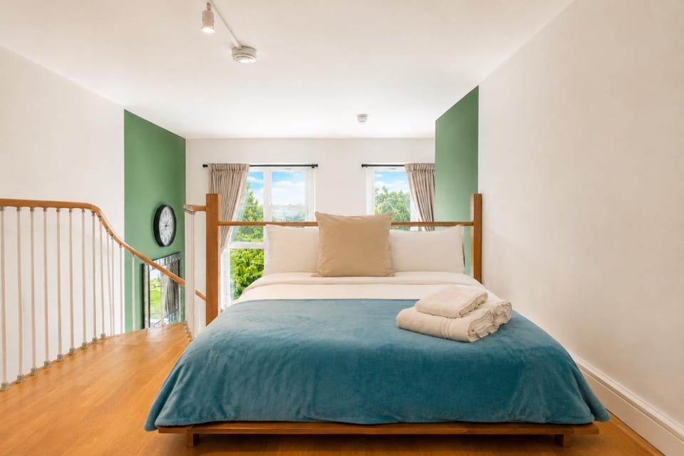 Bed, Photo of the whole room, Bedroom, towels