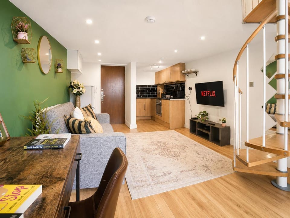 Communal lounge/ TV room, TV and multimedia, Kitchen or kitchenette, Living room, Seating area, Evening entertainment, oven, stove