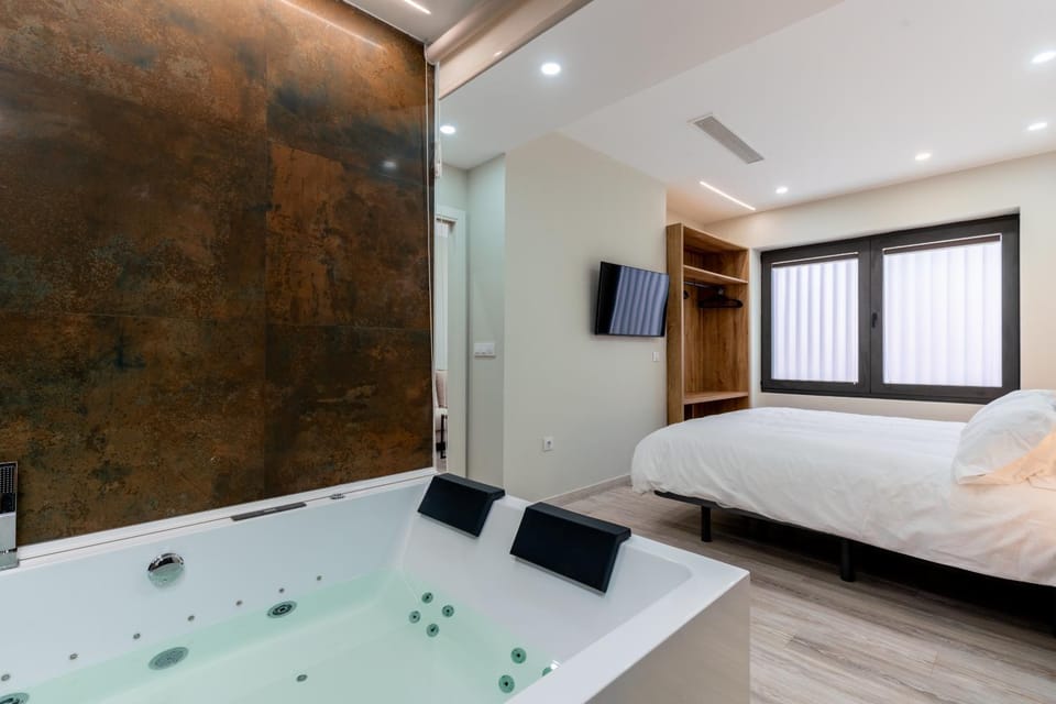Bed, Hot Tub, Bathroom, Photo of the whole room