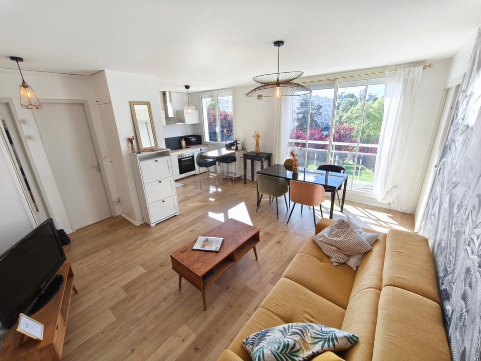 TV and multimedia, Kitchen or kitchenette, Living room, Seating area, Dining area