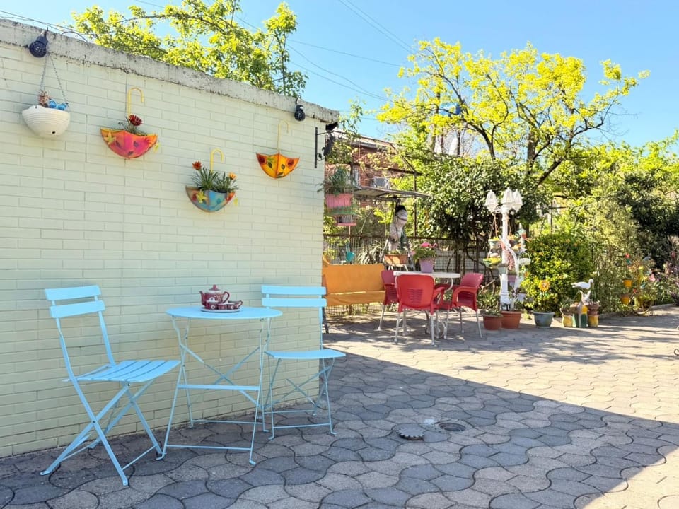 Sunny Flower Apartment in Georgia