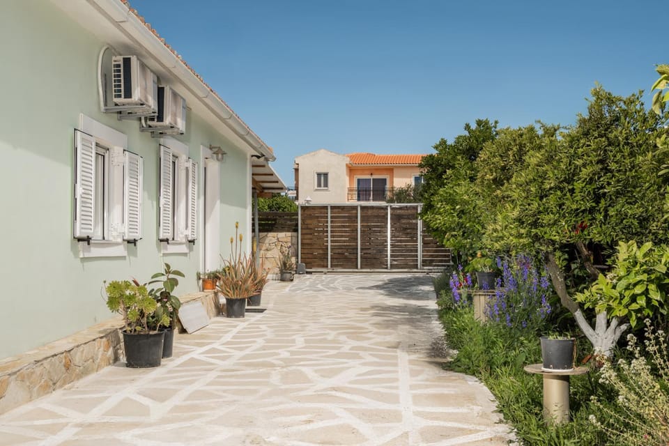 Property building, Facade/entrance, Garden