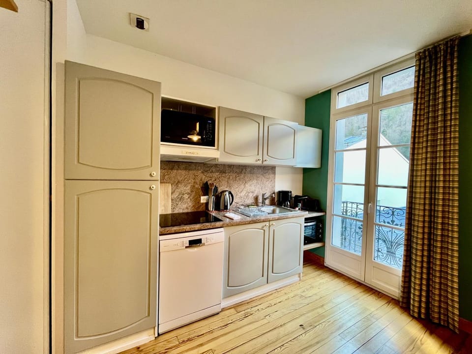 Le Néouvielle - 6 Personnes - 10 min Télécabine Cabin in Cauterets
