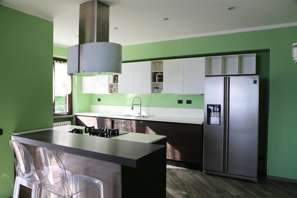 Kitchen or kitchenette, dishwasher, stove