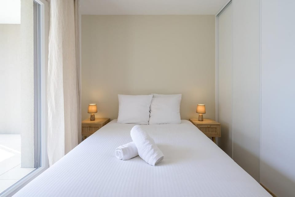Bed, Bedroom, towels