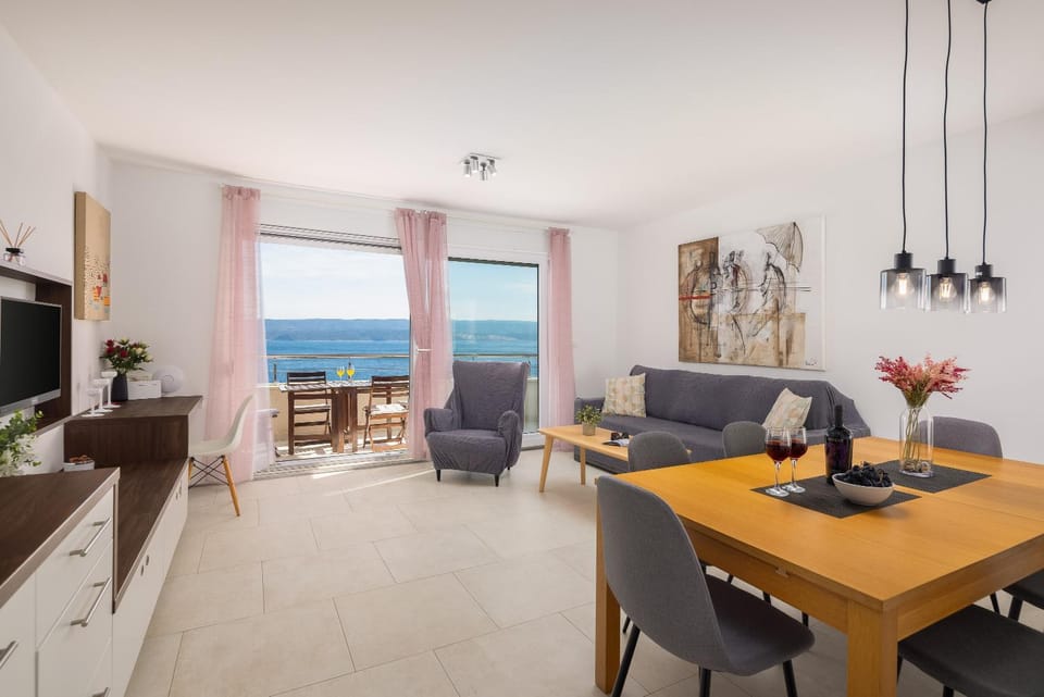 Natural landscape, TV and multimedia, Kitchen or kitchenette, Living room, Seating area, Dining area, Sea view