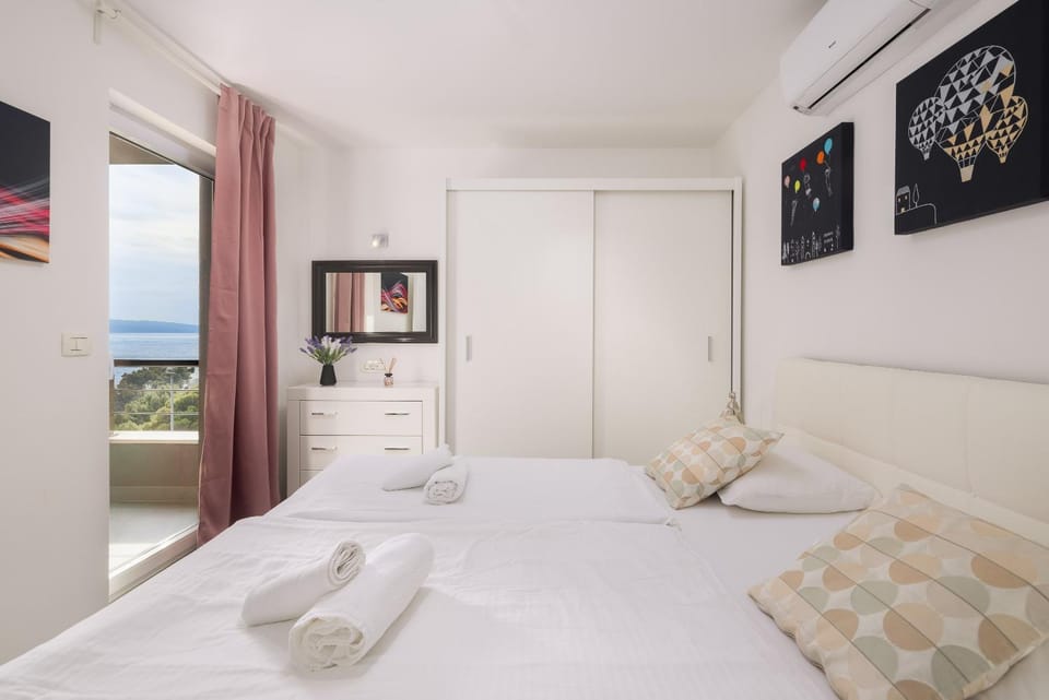 Bed, TV and multimedia, Bedroom, towels, wardrobe