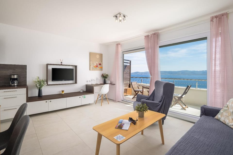 Natural landscape, TV and multimedia, View (from property/room), Balcony/Terrace, Living room, Seating area, Dining area, Evening entertainment, Sea view