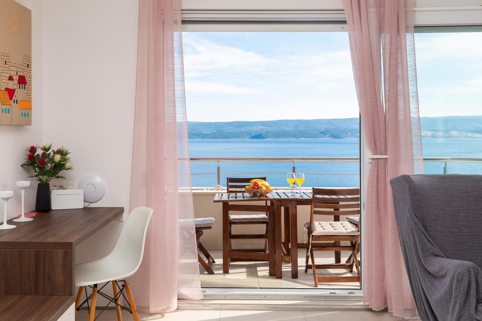 Natural landscape, View (from property/room), Balcony/Terrace, Living room, Seating area, Dining area, Sea view