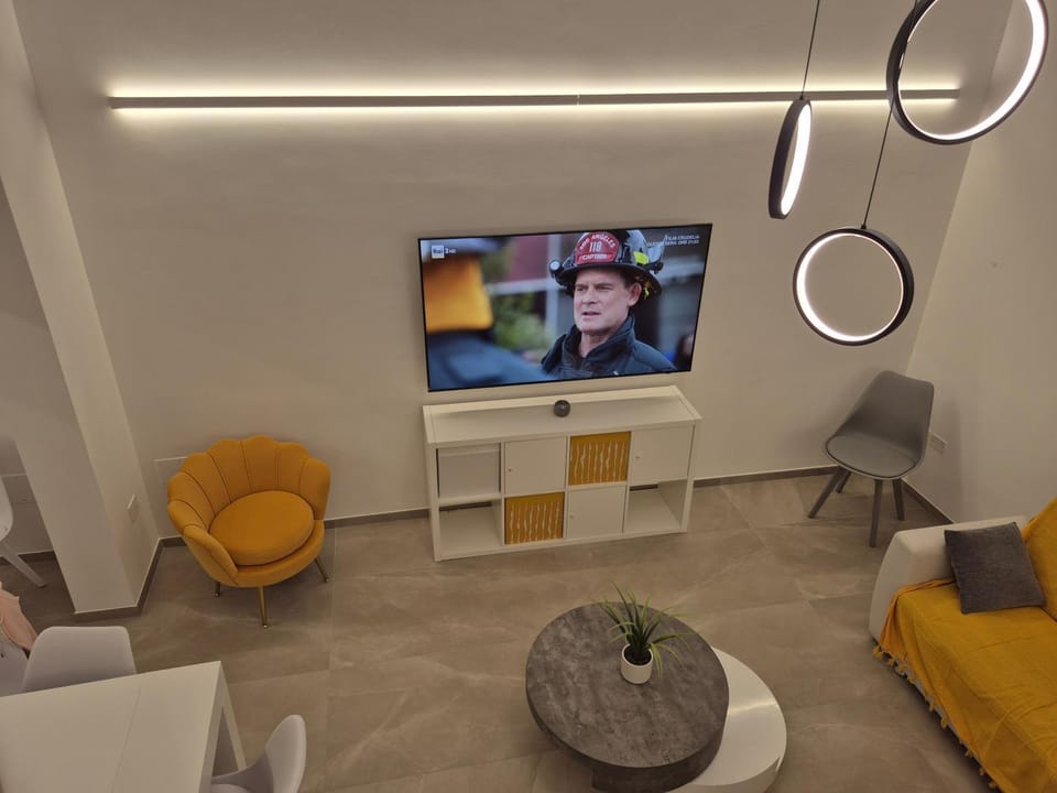 Communal lounge/ TV room, TV and multimedia, Living room, Seating area, Evening entertainment