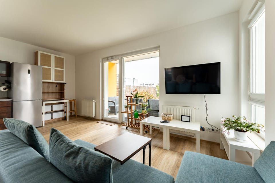 Communal lounge/ TV room, TV and multimedia, Living room, Seating area, Evening entertainment