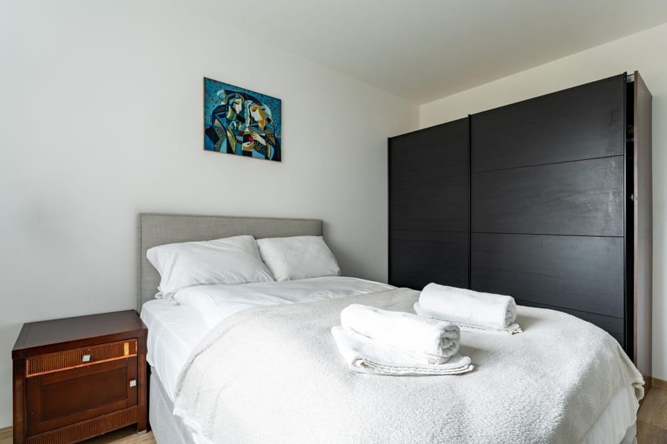 Bed, Photo of the whole room, Bedroom, towels