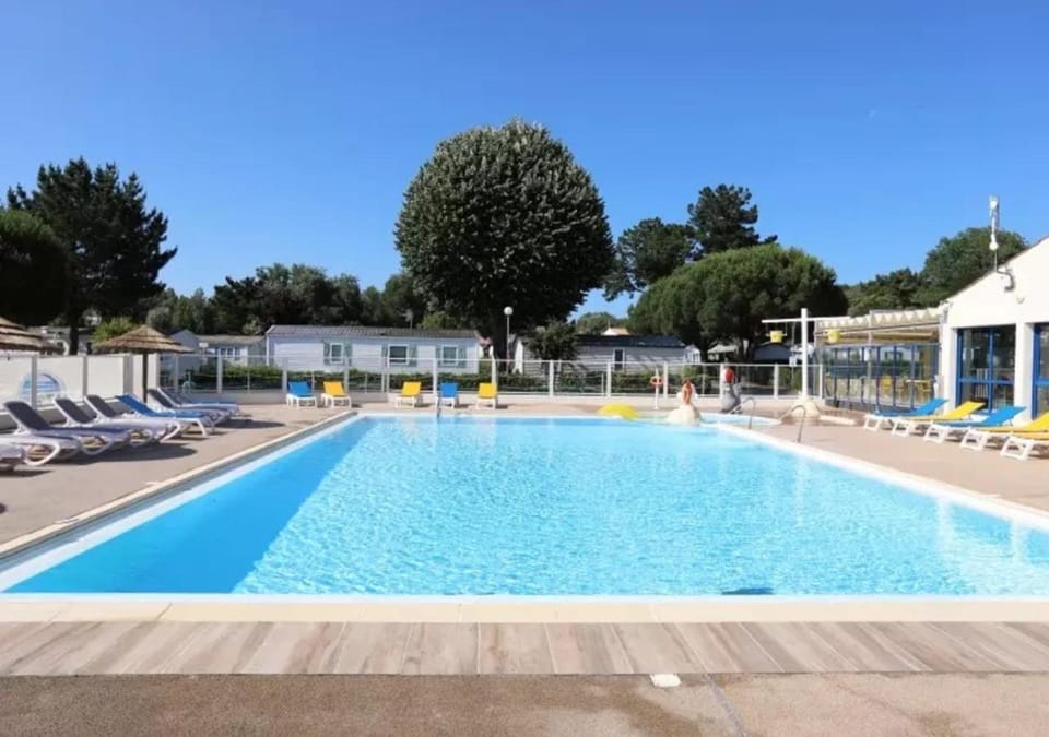 Camping l'Albizia - Aquatique Vacances Campground/ 
RV Resort in Notre-Dame-de-Monts