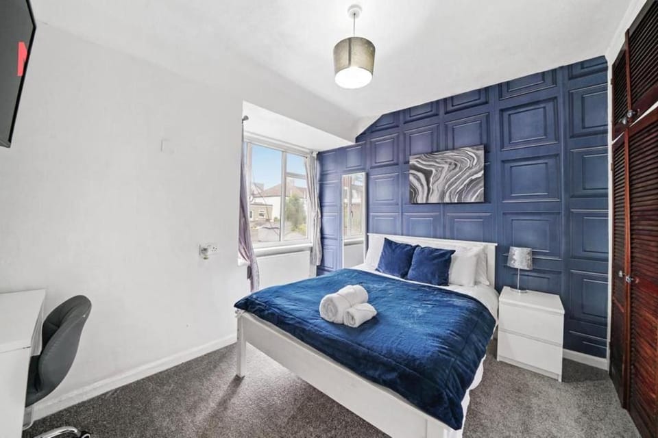 Bed, TV and multimedia, Bedroom, towels