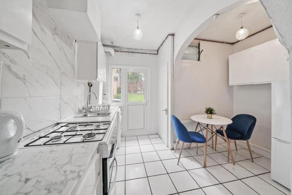 Kitchen or kitchenette, Seating area, Dining area, dishwasher