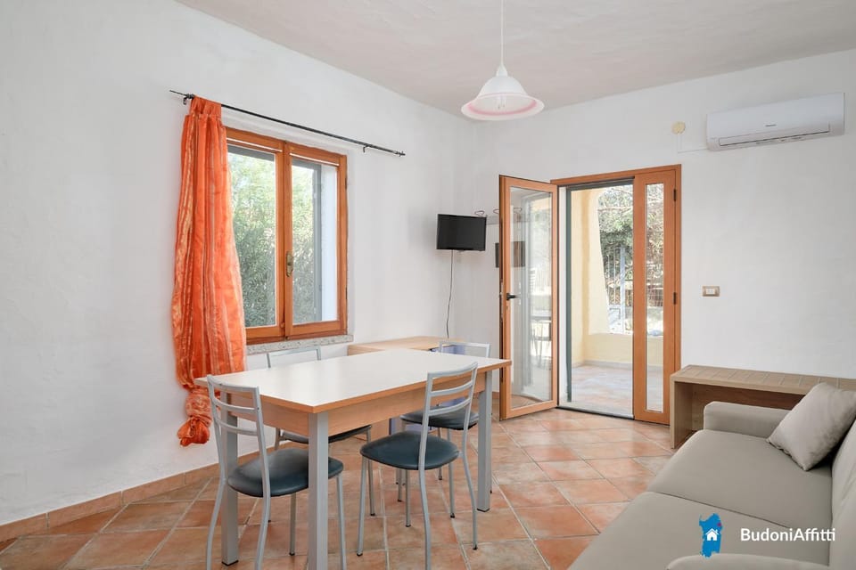 TV and multimedia, Living room, Dining area, air conditioner