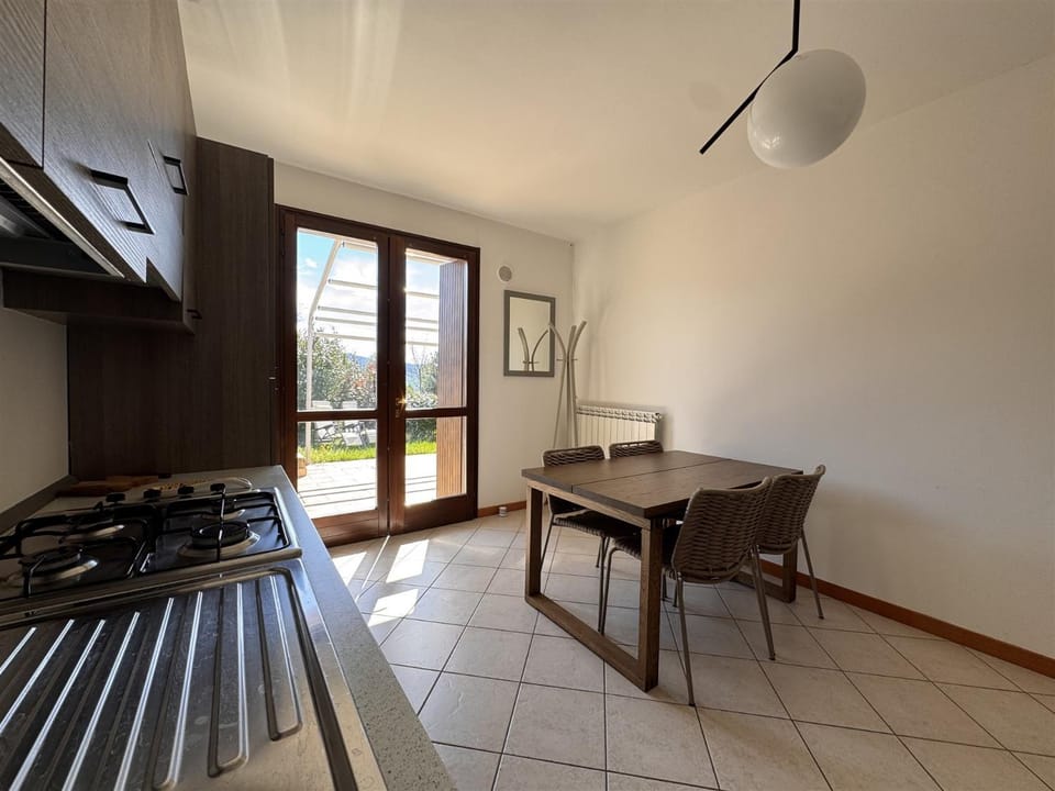 Kitchen or kitchenette, Dining area, stove