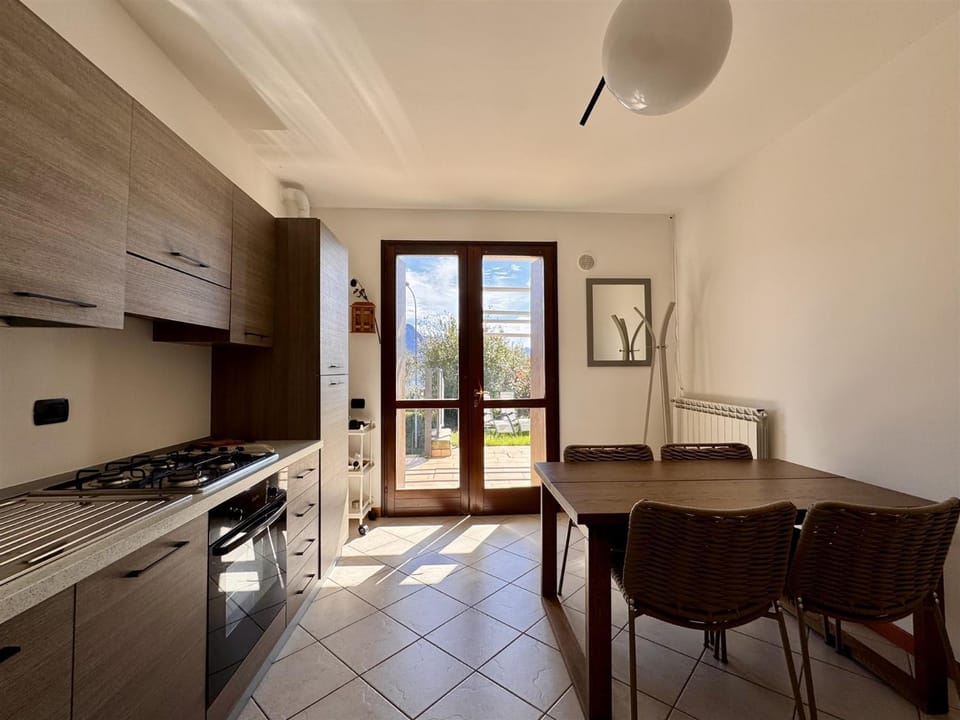 Kitchen or kitchenette, Dining area, stove