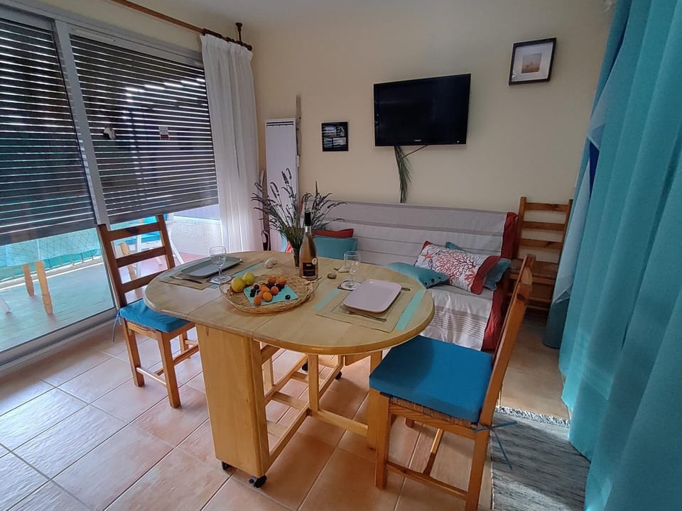 JOLI STUDIO avec terrasse et garage, Vue sur collines Apartment in Le Lavandou