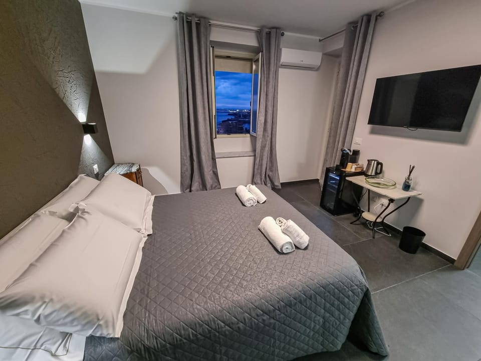 Bed, TV and multimedia, Photo of the whole room, Bedroom, air conditioner