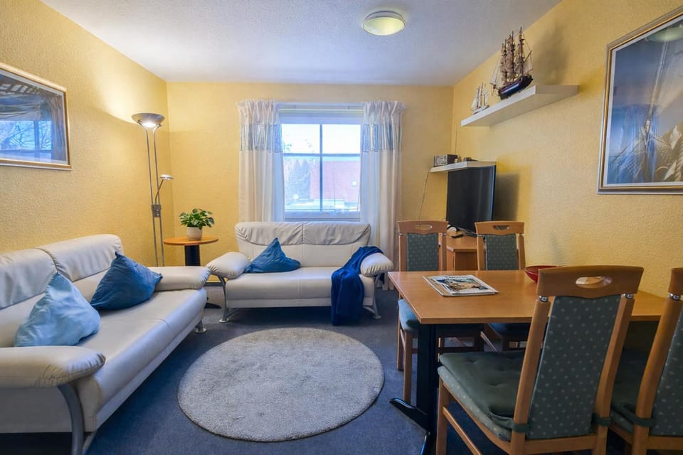 TV and multimedia, Living room, Seating area, Evening entertainment